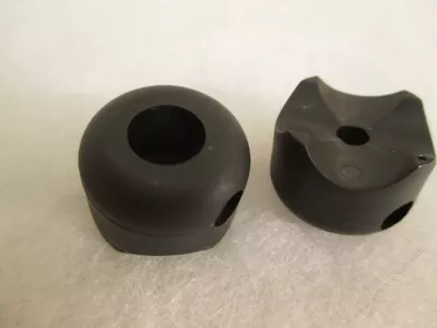 Křížový plast černý.