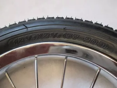 Kolečko ke kočárku kovové nafukovací 12" - bez ložiska. Kolečko ke kočárku kovové nafukovací 12" - bez ložiska.