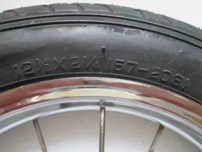Kolečko ke kočárku kovové nafukovací 12" - s ložiskem. Kolečko ke kočárku kovové nafukovací 12" - s ložiskem.