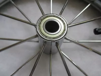Kolečko ke kočárku kovové nafukovací 12" - s ložiskem. Kolečko ke kočárku kovové nafukovací 12" - s ložiskem.