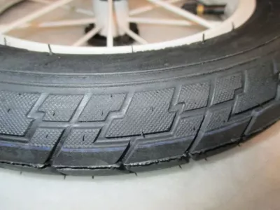 Kolečko ke kočárku kovové nafukovací bílé 12" - s ložiskem. Kolečko ke kočárku kovové nafukovací bílé 12" - s ložiskem.