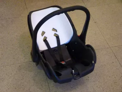 Plastový výlisek na autosedačku.