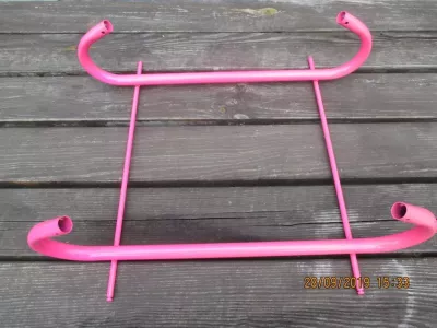 Díl podvozku kočárku pro panenky.