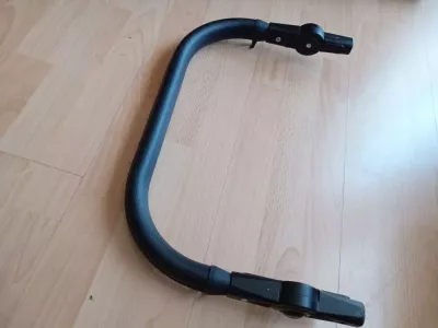 Rukojeť dětského kočárku.