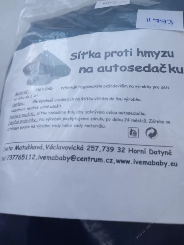 Síťka proti hmyzu na autosedačku.