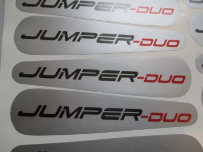 Nálepka JUMPER DUO stříbrná.