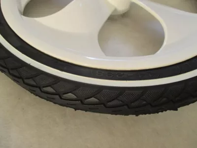 Plastové kolečko 14" bílá / černá. Plastové kolečko 14" bílá / černá.